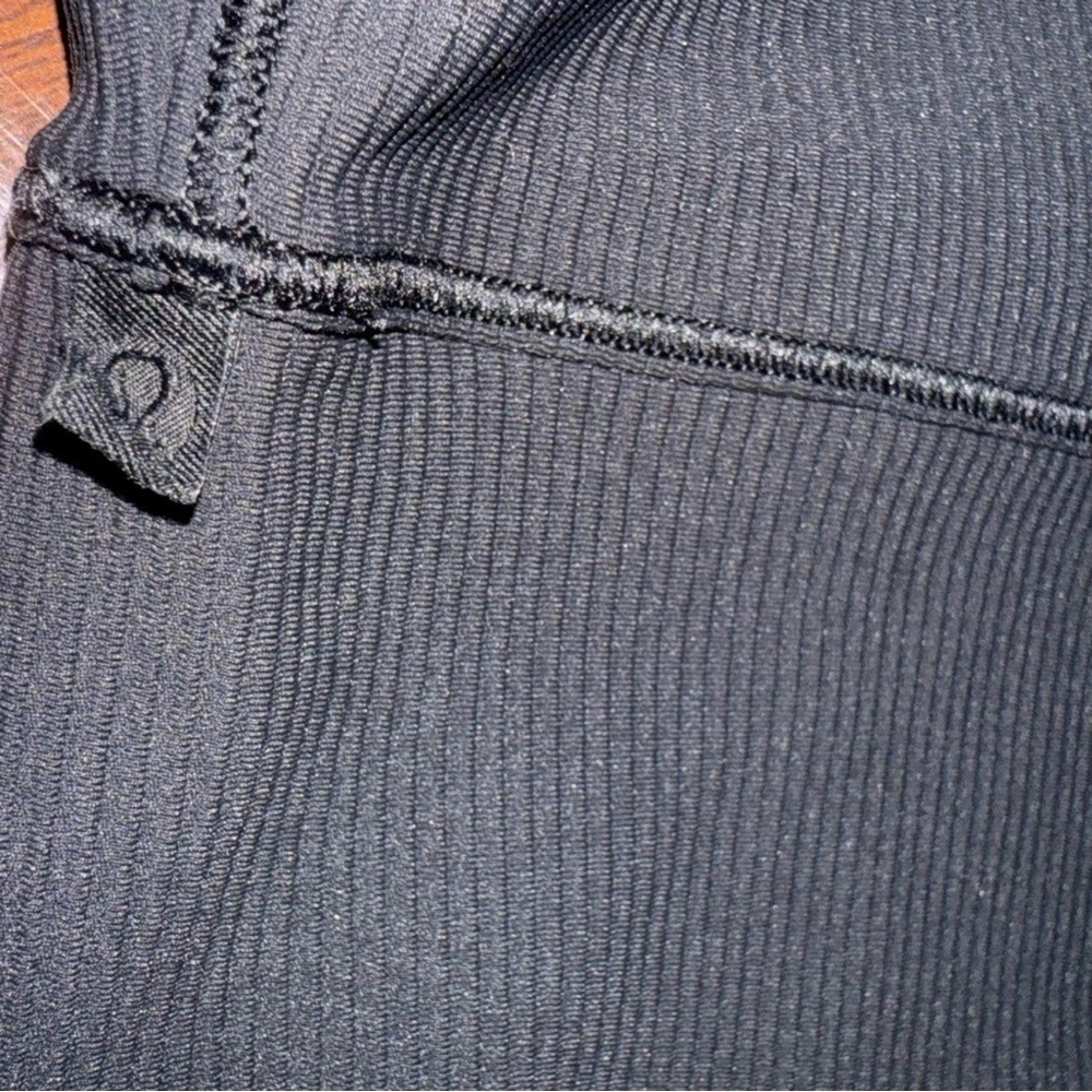 Lululemon Power Pivot Ribbed Cropped Tank Black Reversible V-Neck Womens Size 4 - Picture 5 of 5